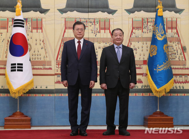 ▲ 문재인 대통령이 14일 청와대에서 강창일 주일대사에게 신임장을 수여한 후 기념촬영 하고 있다. ⓒ뉴시스