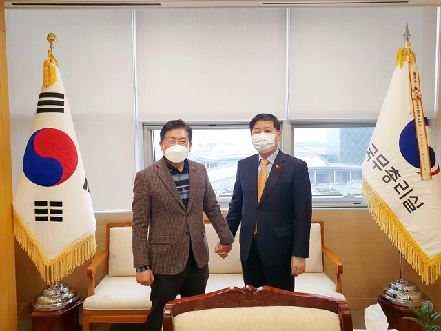 ▲ 성주군의회 구교강 전반기 의장(왼쪽)은 국무조정실을 방문해 지역 현안사업 해결과 국비 챙기기에 나섰다.ⓒ성주군의회