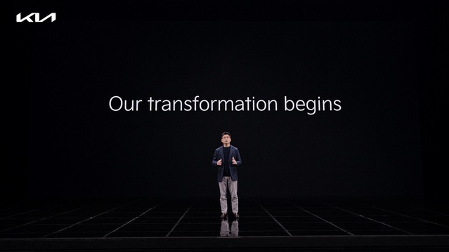 ▲ 기아 송호성 사장이 15일 뉴 기아 브랜드 쇼케이스에서 브랜드 지향점과 지속 가능한 미래 전략을 소개하고 있다.ⓒ기아