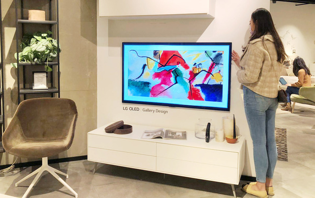 ▲ 홍콩 샤틴(Shatin)에 위치한 보컨셉 매장에 설치된 LG 올레드 갤러리 TV를 살펴보고 있는 소비자 모습. ⓒLG전자
