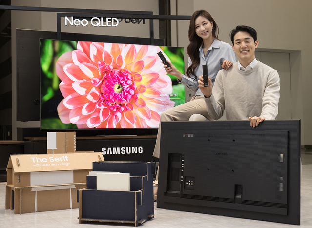 ▲ 삼성 네오 QLED TV와 에코패키지, 솔라셀 리모컨 ⓒ삼성전자