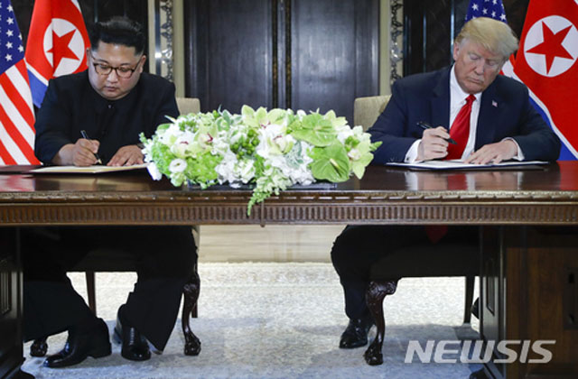 ▲ 2018년 6월 싱가포르 미북정상회담 당시 모습. 이 또한 '인도태평양 전략'이라는 밑그림에 따른 것이었다. ⓒ뉴시스 AP. 무단전재 및 재배포 금지.
