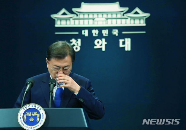 ▲ 문재인 대통령이 2020년 5월 청와대 춘추관 대브리핑실에서 대통령 취임 3주년 특별연설을 마친 뒤 물을 마시고 있다. ⓒ뉴시스