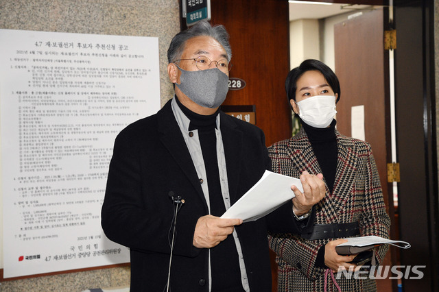 ▲ 국민의힘이 4·7 서울·부산시장 보궐선거 본경선에서 후보자들 간의 1대1 스탠딩 토론 방식을 도입한다. 사진은 15일 회의 뒤 결정 사항을 설명하는 정진석(사진) 국민의힘 공천관리위원장. ⓒ뉴시스