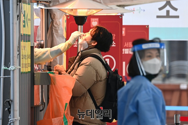 ▲ 15일 오전 서울 중구 서울광장에 마련된 임시선별검사소에서 한 시민이 검사를 받고 있다. ⓒ권창회 기자