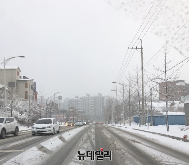 ▲ 최근 충청권에 많은 내린 가운데 충북 청주시 흥덕구 지역에 제설작업이 이뤄진 않은 모습.ⓒ뉴데일리 충청본부 DB