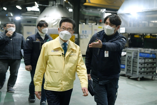 ▲ 최기문 영천시장은 신축년 새해 지역 기업을 찾아  생생한 현장 목소리를 청취하며 소통행보를 펼쳤다.ⓒ영천시