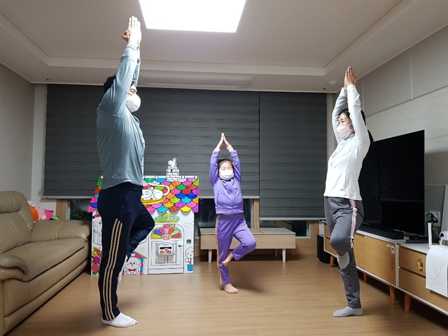 ▲ 대구시교육청은 코로나19로 인해 겨울방학 중 집에서 보내는 시간이 늘어나는 초·중·고 학생들을 위해 건강 체력 증진 프로그램(‘집콕 운동’)을 대구시교육청 유튜브에 탑재했다.ⓒ대구시교육청