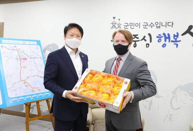 ▲ 이병환 성주군수는 주한 외국 영사로는 처음으로 성주군을 방문한 고든 영사를 환영하며 ‘깨끗한 성주 만들기’ 운동으로 유명한 친환경 청정 성주군에서 올해 첫 출하된 참외를 선보이며 환담을 나눴다.ⓒ성주군