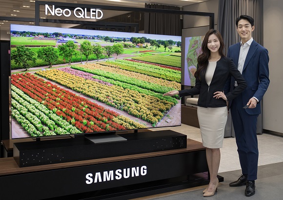 ▲ 삼성전자 모델이 수원 삼성 디지털시티에서 2021년 신제품 네오(Neo) QLED TV를 소개하고 있다.ⓒ삼성전자