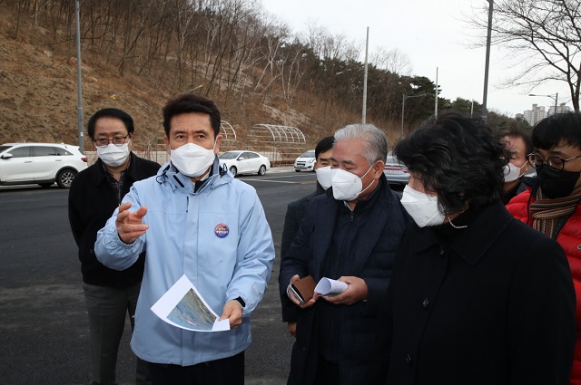 ▲ 이강덕 포항시장은 창포동 도시계획도로 개설현장을 방문했다.ⓒ포항시