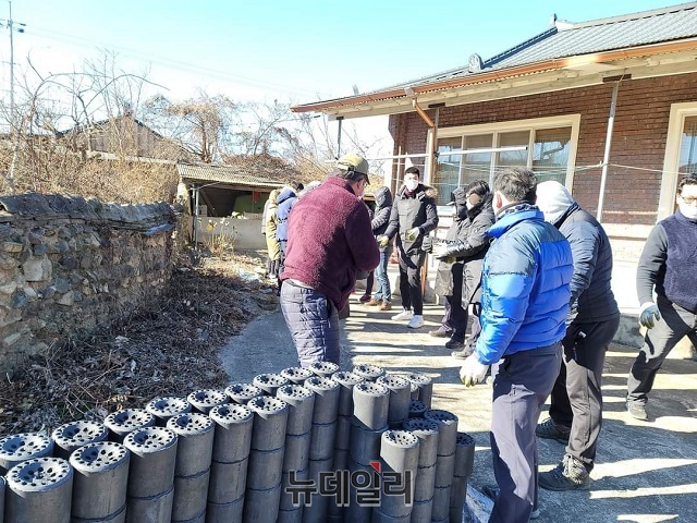 ▲ 포항지역 봉사단체 희망산소는 17일 은하수 로타리클럽, 미래 라이온스클럽 회원과 함께 연탄배달 봉사를 하고 있다.ⓒ뉴데일리