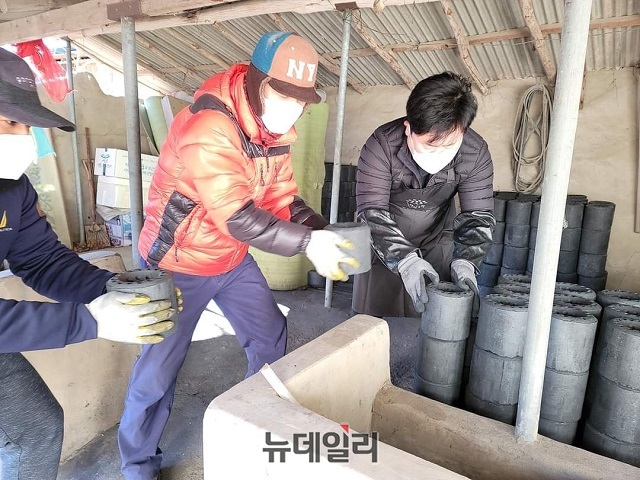 ▲ 포항지역 봉사단체 희망산소(회장 이부형)는 지역의 취약가구를 찾아 연탄배달 봉사를 하고 있다.ⓒ뉴데일리