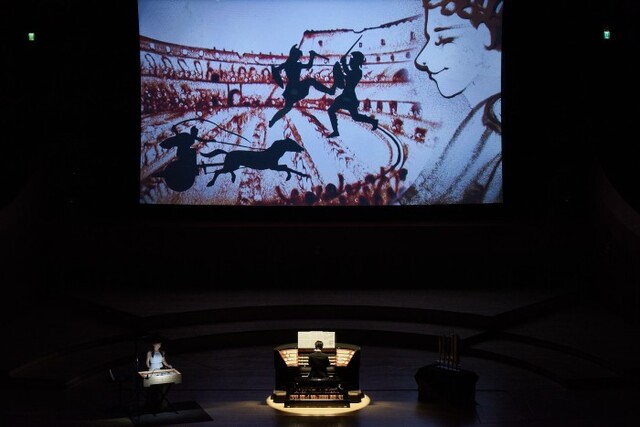 ▲ 오르간 연주와 더불어 샌드 아트가 즉석으로 스크린에 구현되는 장면.ⓒ롯데문화재단