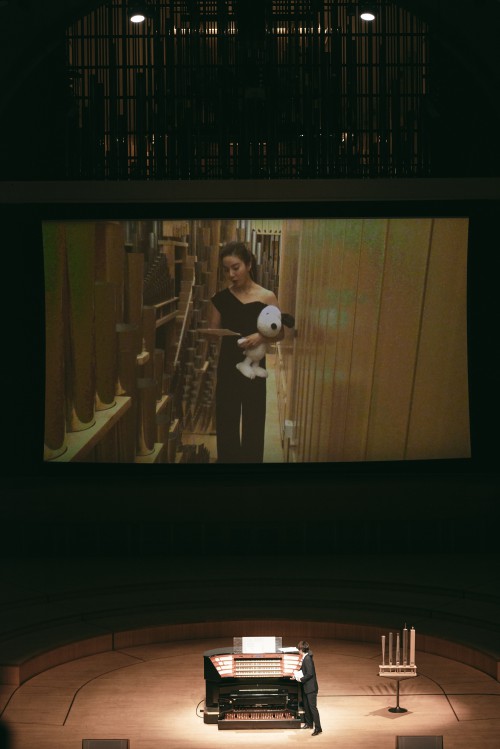 ▲ 오르간 내부로 들어가 설명중인 콘서트 가이드 김지윤.ⓒ롯데문화재단