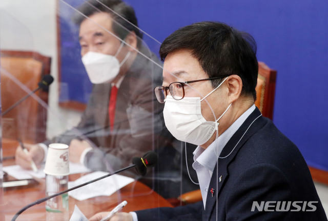 ▲ 더불어민주당 이낙연(왼쪽) 대표. 오른쪽은 경기 수원시장을 맡고 있는 염태영 최고위원이다. 이낙연 대표와 염태영 시장은 신속항원검사를 대폭 확대하자고 적극 나선 바 있다. ⓒ뉴시스