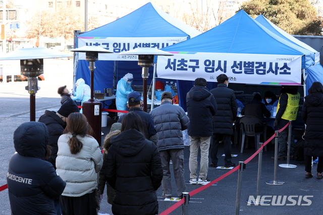 ▲ 지난해 12월 23일 코로나바이러스가 전국적으로 확산하고 있는 가운데 울산 울주군 범서생활체육공원에 마련된 선별진료소에서 울주군민들이 무료 신속항원검사를 받고 있다. ⓒ뉴시스