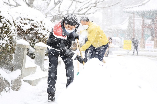 ▲ 충남 서산지역에 17일 밤부터 많은 눈이 내리자 맹정호 서산시장과 간부들이 눈을 치우고 있다. 서산시는 18일 새벽부터 제설작업을 펼치고 있다.ⓒ서산시
