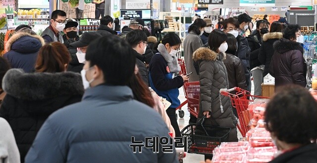 ▲ 방문객이 부쩍 늘어난 12월 한 대형마트의 모습.ⓒ뉴데일리DB