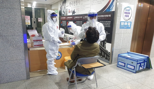 ▲ 지난해 12월 22일 경북교육청 확진자 발생으로 선별 코로나19 검사를 진행하는 모습.ⓒ경북교육청
