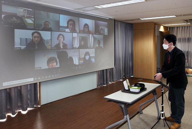 ▲ 지난 13일 온라인으로 전환된 NS상품선정위원회에서 NS홈쇼핑 MD가 화상회의 시스템을 통해 고객위원과 소비자전문위원에게 예비 신상품을 소개하고 있다.ⓒNS홈쇼핑