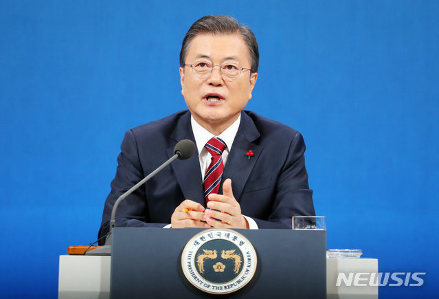 ▲ 문재인 대통령이 18일 오전 청와대 춘추관에서 온·오프 혼합 방식으로 열린 '2021 신년 기자회견'에 참석해 취재진의 질문에 답변하고 있다. ⓒ뉴시스