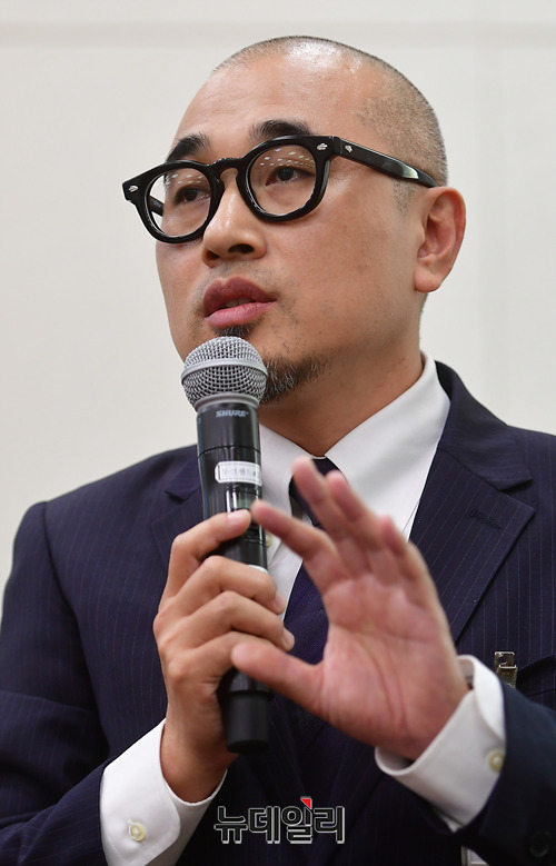 지난 2018년 국감 증인으로 참석해 답변하는 김봉진 의장 ⓒ뉴데일리