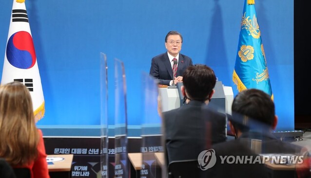 ▲ 문재인 대통령이 18일 청와대 춘추관에서 열린 신년 기자회견에서 기자 질문에 답하고 있다.ⓒ연합뉴스