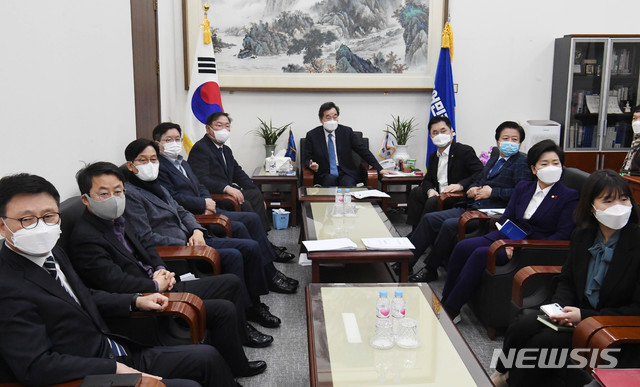 ▲ 이낙연 더불어민주당 대표를 비롯한 민주당 지도부가 18일 국회 민주당 당대표 회의실에서 문재인 대통령의 신년 기자회견을 시청하고 있다. ⓒ뉴시스