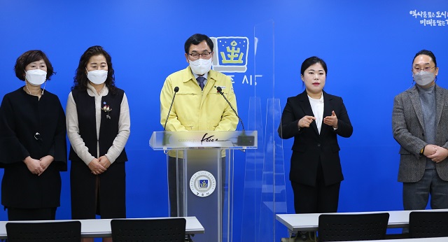 ▲ 주낙영 시장이 18일 비대면 브리핑을 열고 아동보호팀 신설을 주요 골자로 한 아동보호 대책을 발표하고 있다.ⓒ경주시