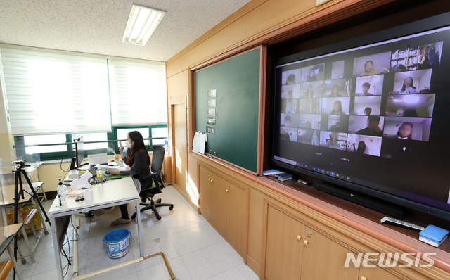 ▲ 전국시·도교육감협의회가 교육부에 올해만 교원성과급을 100% 균등 지급하자고 건의한 것을 두고 현장 교사들의 찬성과 반대 의견이 팽팽히 나뉘고 있다. ⓒ뉴시스