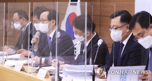 ▲ 기획재정부, 국토교통부, 금융위원회, 국세청, 경찰청, 금감원, 서울시 등 각 기관 관계자들이 18일 오후 세종시 정부세종청사에서 열린 부동산시장 관련 합동브리핑에서 부동산정책 추진상황 및 향후 계획 등을 설명하고 있다.ⓒ연합뉴스