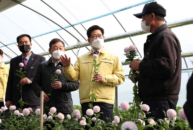 ▲ 양승조 충남도지사가 예산 화훼단지를 방문, 화훼농민들로부터 코로나19로 인해 비대면 졸업식 등으로 인한 꽃 소비 감소로 인한 어려움을 청취하고 있다.ⓒ충남도