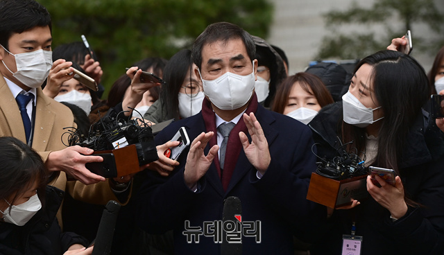 ▲ 이재용 삼성전자 부회장 측 변호인이 18일 오후 서울 서초구 서울고등법원에서 열린 파기환송심 선고공판 직후 입장을 밝히고 있다. 이 부회장은 이날 선고공판에서 징역 2년6월을 선고 받고 법정구속됐다. ⓒ정상윤 기자