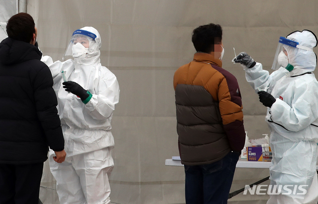 ▲ 18일 오전 인천시 남동구 중앙공원 내 임시선별검사소에서 시민들이 검사를 받고 있다. ⓒ뉴시스