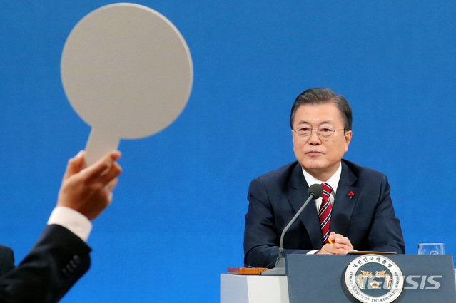 ▲ 문재인 대통령이 18일 오전 청와대 춘추관에서 온·오프 혼합 방식으로 열린 '2021 신년 기자회견'에 참석해 취재진을 바라보고 있다. ⓒ뉴시스