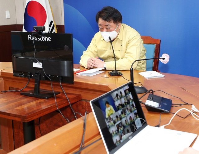 ▲ 한범덕 청주시장이 18일 시청에서 온라인을 통해 간부회의를 주재하고 있다.ⓒ청주시