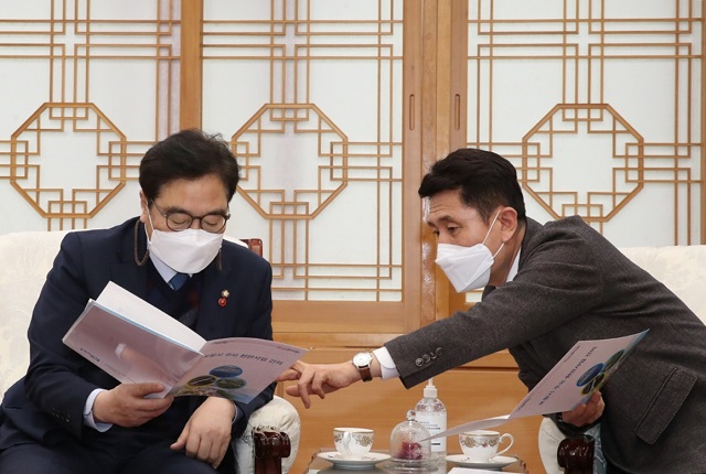 ▲ 이강덕 시장(오른쪽)은 포항을 방문한 더불어민주당 우원식 전 원내대표에게 지역현안사업 및 국비지원사업 예산확보를 건의하는 자리를 가졌다.ⓒ포항시