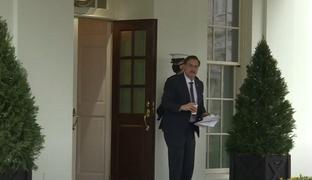 지난 15일(현지시간) 백악관에서 도널드 트럼프 대통령을 만나고 나오는 마이클 린델 마이필로우 CEO. ⓒ관련 영상 캡쳐-타임 오브 이스라엘