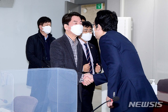 ▲ 안철수(왼쪽) 국민의당 대표와 최대집 대한의사협회장이 18일 서울 용산구 대한의사협회에서 열린 '코로나19 대응 및 백신 접종 계획 관련 국민의당-대한의사협회 간담회'에 앞서 악수하고 있다.ⓒ뉴시스