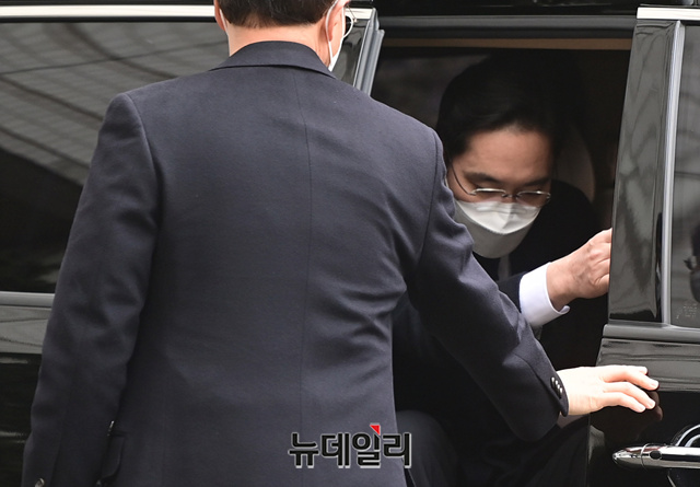 ▲ 국정농단 사태에 연루된 이재용 삼성전자 부회장이 18일 오후 서울 서초구 서울고등법원에서 열린 파기환송심 선고공판에 입장하고 있다. ⓒ정상윤 기자