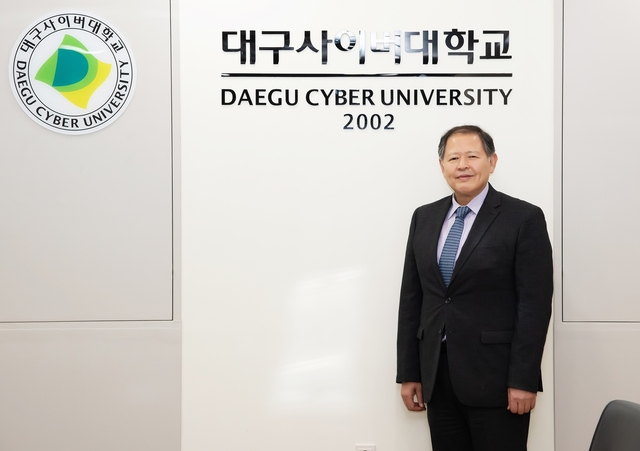 ▲ 이근영 대구사이버대 총장은 “그중에서 우리 대구사이버대학 같은 경우에는 특수교육, 사회복지, 상담 및 치료분야에서 독보적인 사이버대학으로 유명한데, 휴먼케어 분야가 포스트코로나 시대에 중요성이 크게 증가할 것이라는 전망에 따라 대학의 인기도 날로 올라갈 것으로 예상한다”고 밝혔다.ⓒ대구사이버대