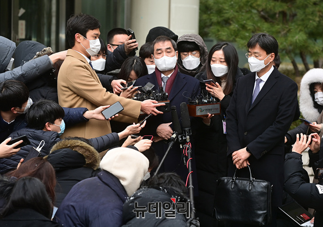 ▲ 이재용 삼성전자 부회장 구속 선고 이후 취재진에 답변하는 이 부회장 측 변호인단 ⓒ정상윤 기자