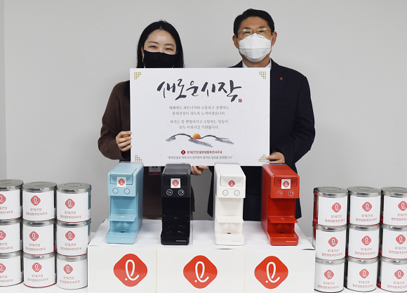 ▲ 박은병 롯데건설 외주구매본부장(오른쪽)이 우수 파트너사에 새해 선물로 커피머신을 전달하고 있다. ⓒ 롯데건설