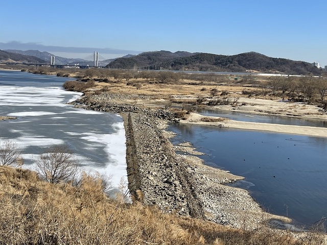▲ 바닥이 드러나 세종보.ⓒ국민의힘 세종시당