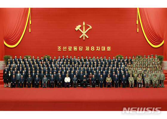 ▲ 김정은이 새 내각 간부들과 이례적으로 기념촬영 한 것을 두고 경제 문제 해결의 절실함이 묻어난다는 분석이 19일 제기됐다. ⓒ뉴시스