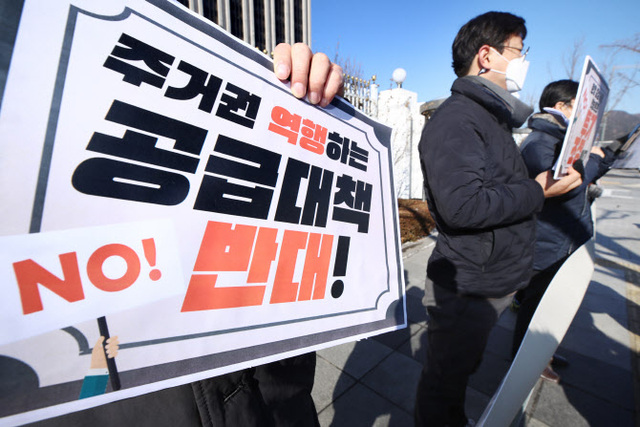 ▲ 주거권네트워크 관계자들이 19일 정부서울청사 앞에서 '투기 조장 공급 대책 반대, 서민 주거 안정 대책 촉구 기자회견'을 하고 있다.ⓒ연합뉴스