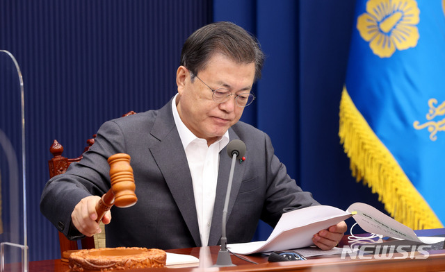 ▲ 문재인 대통령이 19일 청와대에서 열린 제3회 국무회의에 다소 무거운 표정으로 참석하고 있다. ⓒ뉴시스