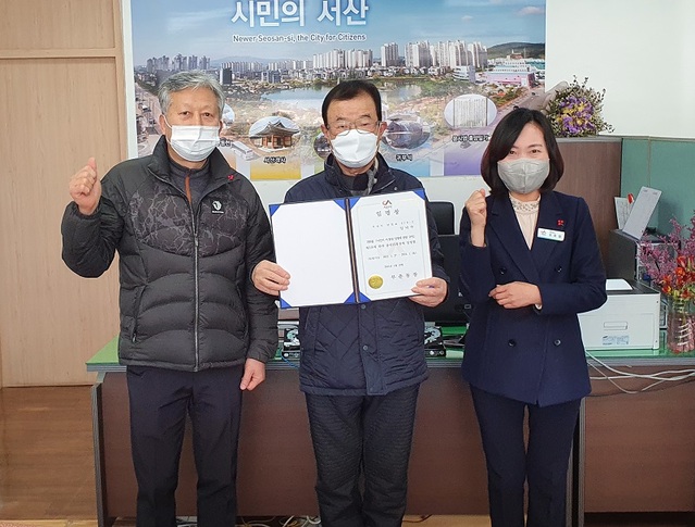 ▲ 오은정 부춘동장(오른쪽)이 19일 지역 최고령 통장인 읍내12통 임낙수(86) 통장에게 임명장을 수여하고 기념촬영을 하고 있다.ⓒ서산시