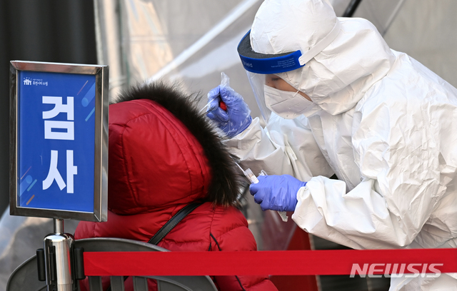 ▲ 19일 오후 경기도 수원시 팔달구 수원역에 임시선별검사소에서 의료진이 검체 채취를 하고 있다. ⓒ뉴시스